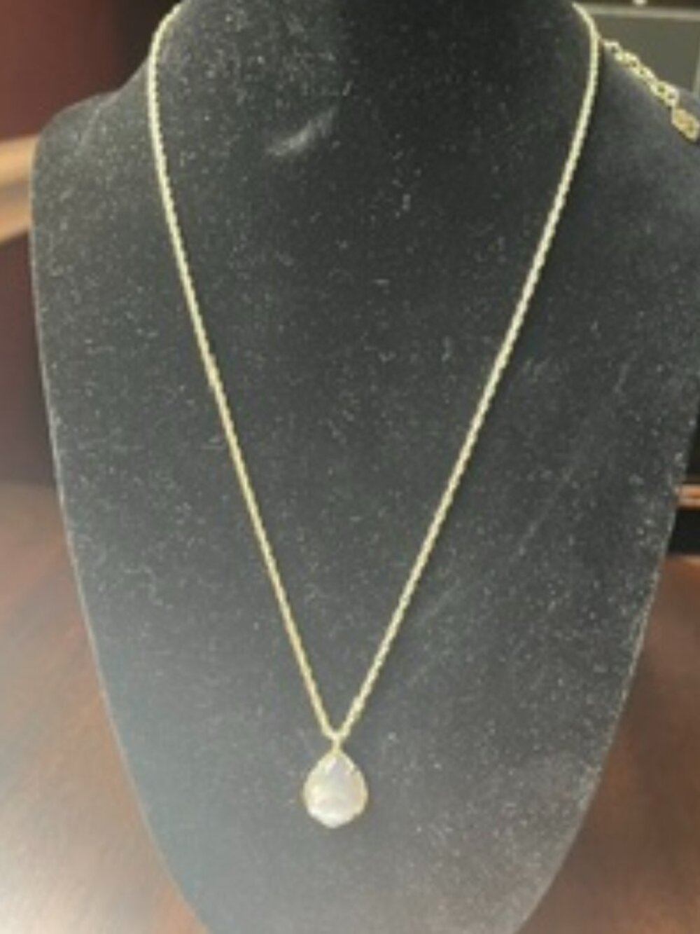 EUC Kendra Scott Gold Tone Teardrop Pendant Necklace - Picture 3 of 8
